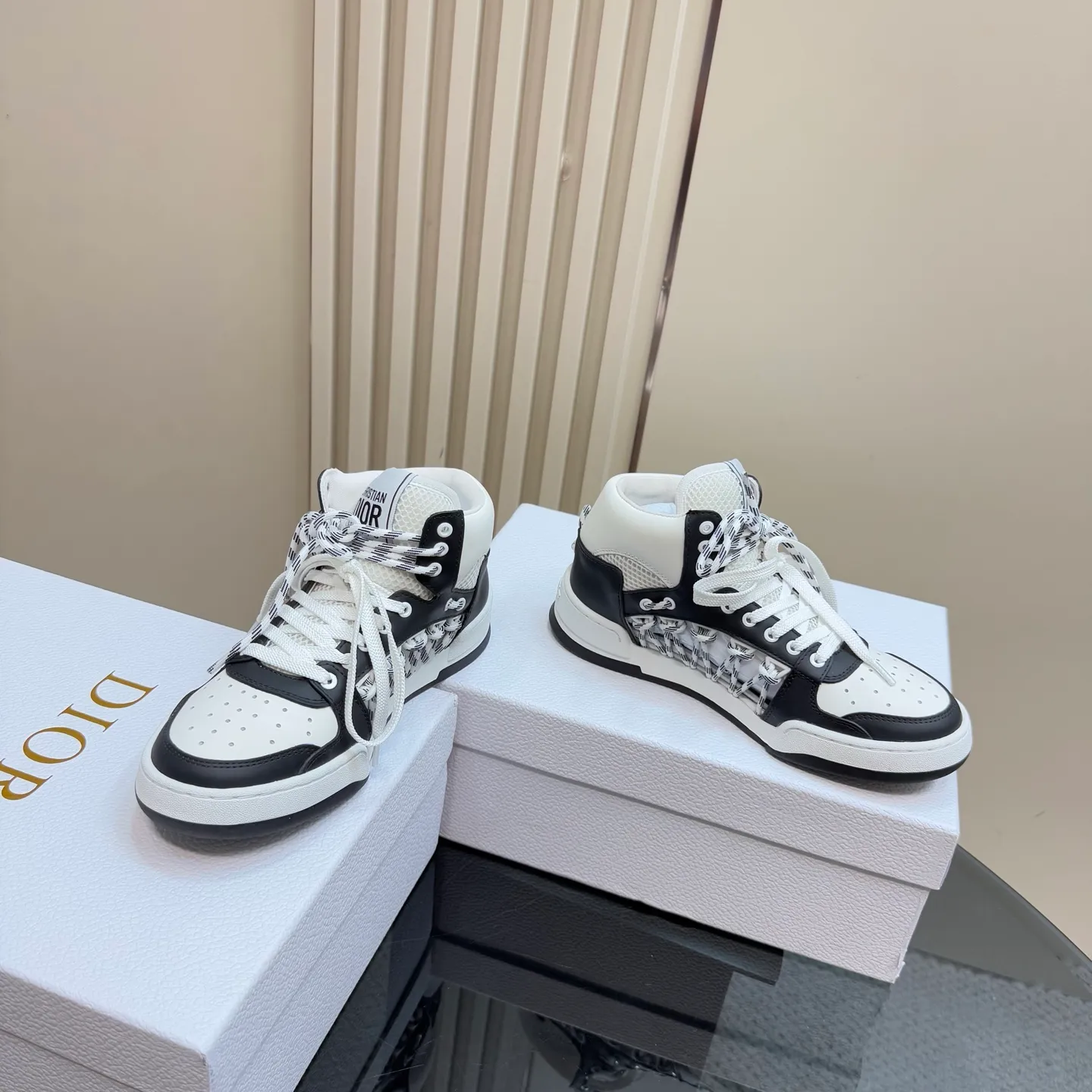 👟👟Ex-factory price 580👟👟 New in the 2025 series, this Dior, C'est sneaker shows eye-catching and fashionable style. Carefully crafted, the hollow design on the side of the upper is super fashionable, and the details also add a touch of elegance. The lightweight two-tone sole offers exceptional comfort and sporty style. Can add a stylish touch to any casual look. The tongue and sole are decorated with Christian Paris logo, and Niu Jing is designed with cowhide leather. Women's size 35-40 (customized to 40)
